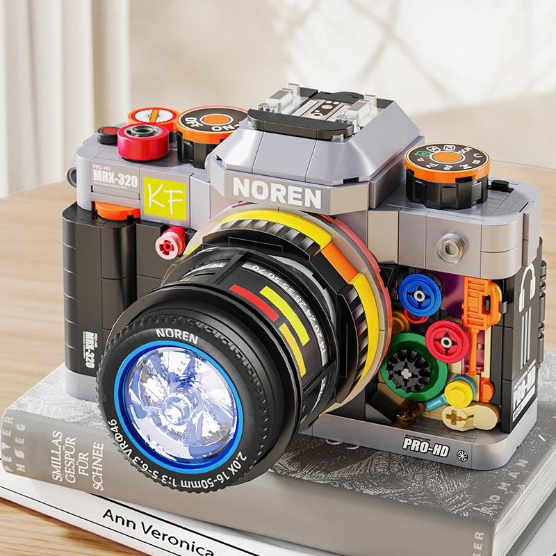 

653 pcs High-Detail Building Blocks Camera Creative Assembly Bricks Toy Vintage Camera Model Rotating Lens LED Light Decoration