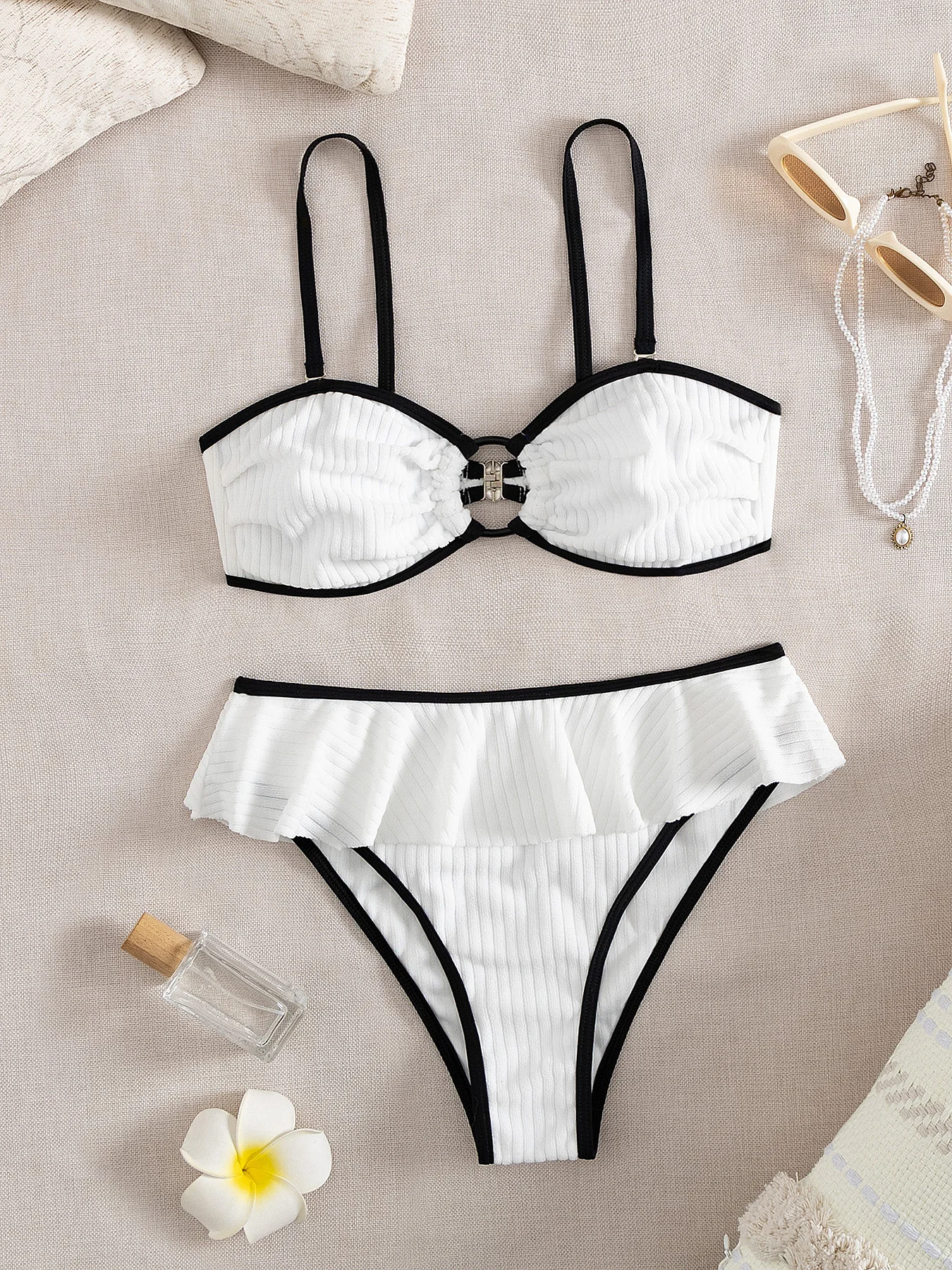 

Модный белый и черный женский купальник бикини, сексуальный купальник с рюшами на талии, женский купальник, купальный костюм, женская пляжная одежда для отпуска