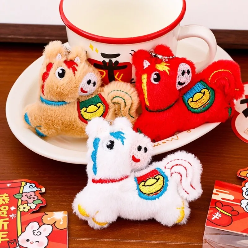 ตุ๊กตาม้าผ้าพลัฌแบบสร้างสรรค์ จี้ห้อยกระเป๋า ปีม้า ของตกแต่ง จี้ห้อยกระเป๋าเป้ พวงกุญแจ ตุ๊กตาห้อยประดับ ของขวัญปีใหม่สำหรับเด็ก