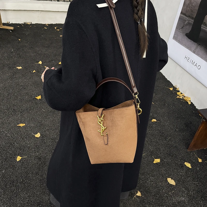 حقيبة دلو عصرية أوروبية وأمريكية 2025 حقيبة كتف كروس عصرية متعددة الاستخدامات ذات سعة كبيرة 1856BK