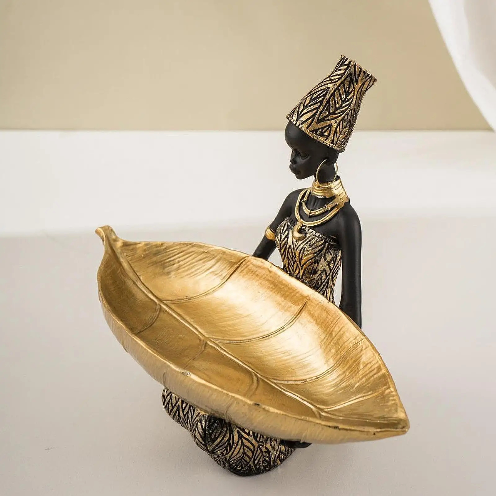 Resin Ornament African Woman Statue with Storage Tray Candy Trays Desktop Organizer Sculpture Key Holder for Cabinet Entrance
