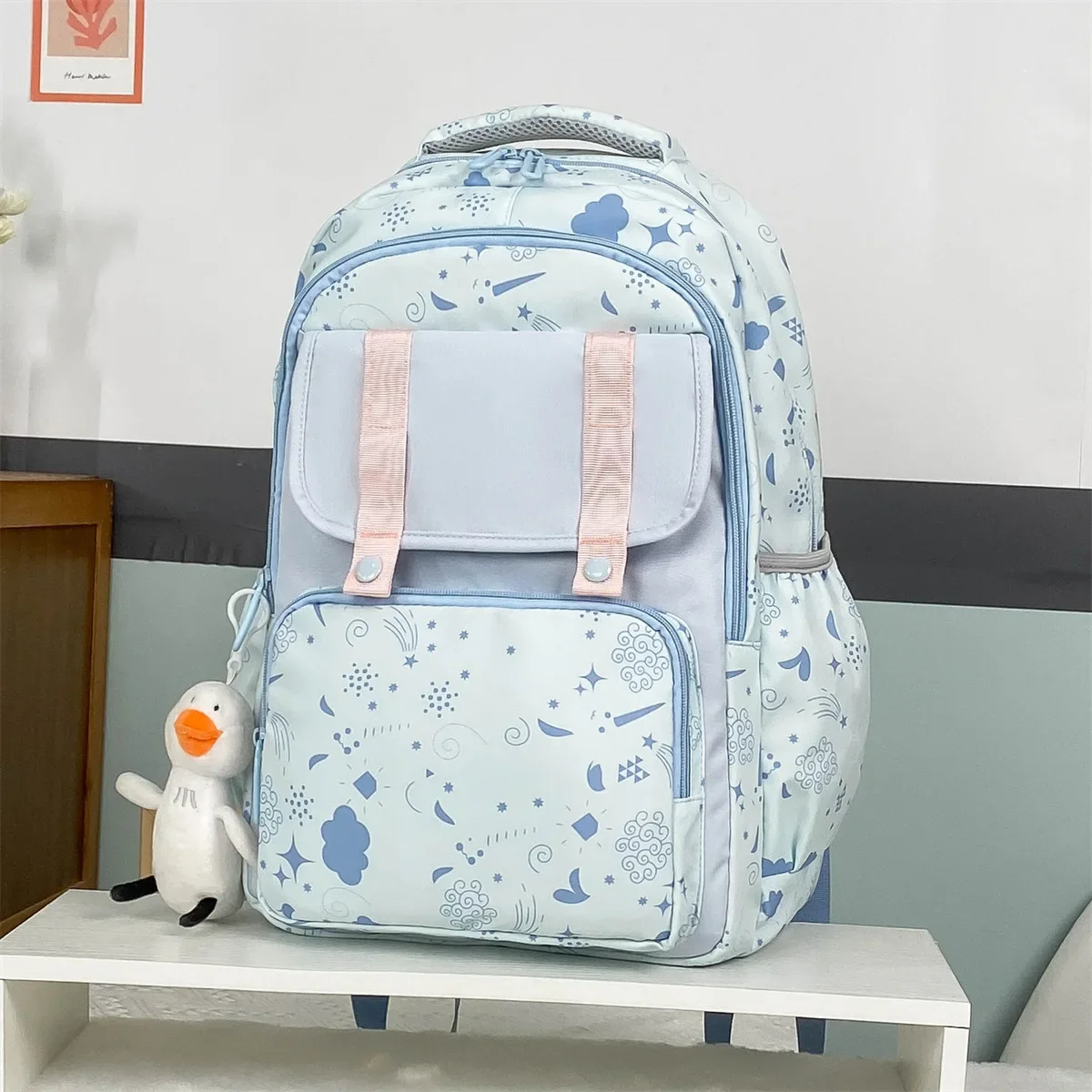 Mochila escolar sencilla de estilo universitario para estudiantes y adolescentes, morral de viaje con bonito colgante, de gran capacidad, a la moda