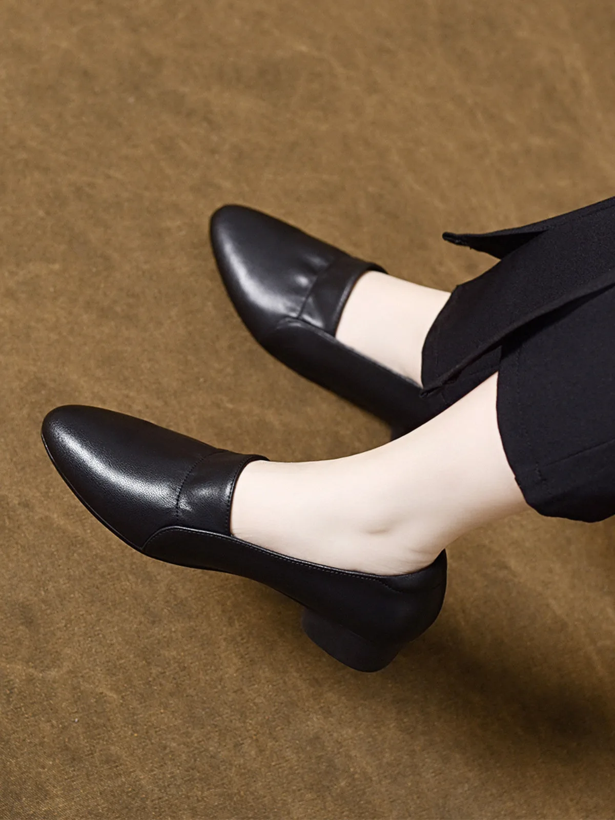 scarpe-singole-in-morbida-pelle-con-punta-affusolata-e-tacco-piatto-comode-calzature-alla-moda-per-primavera-e-autunno-per-giovani-e-persone-di-mezza-eta