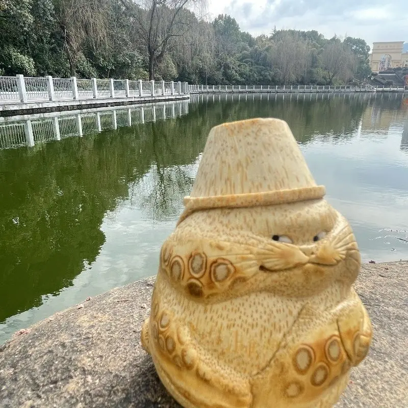 Purely handmade ten-year-old material, carving bamboo roots, carving lucky cats, playing with handles