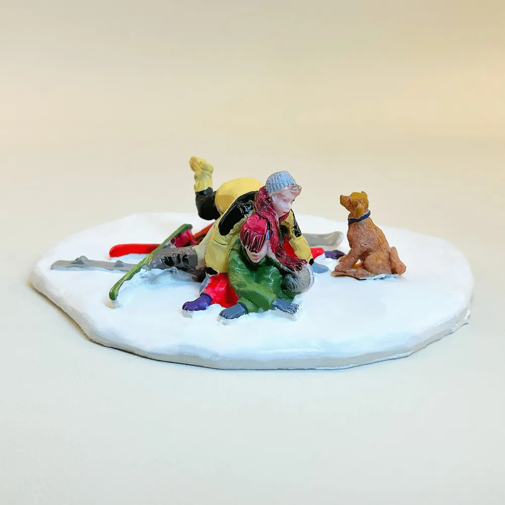 Resin Skiers Falling Down Mini Figurine with Dog, Winter Ski Crash Scene Micro Statue, Christmas Snow Village Scenery Decor