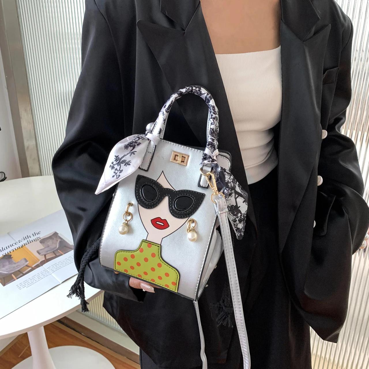 Marken-Umhängetaschen für Damen, hochwertiges PU-Leder, Cartoon-Mädchen-Brillen-Umhängetasche, modische Geldbörsen und Handtaschen, Designer-Tasche – Detail 1