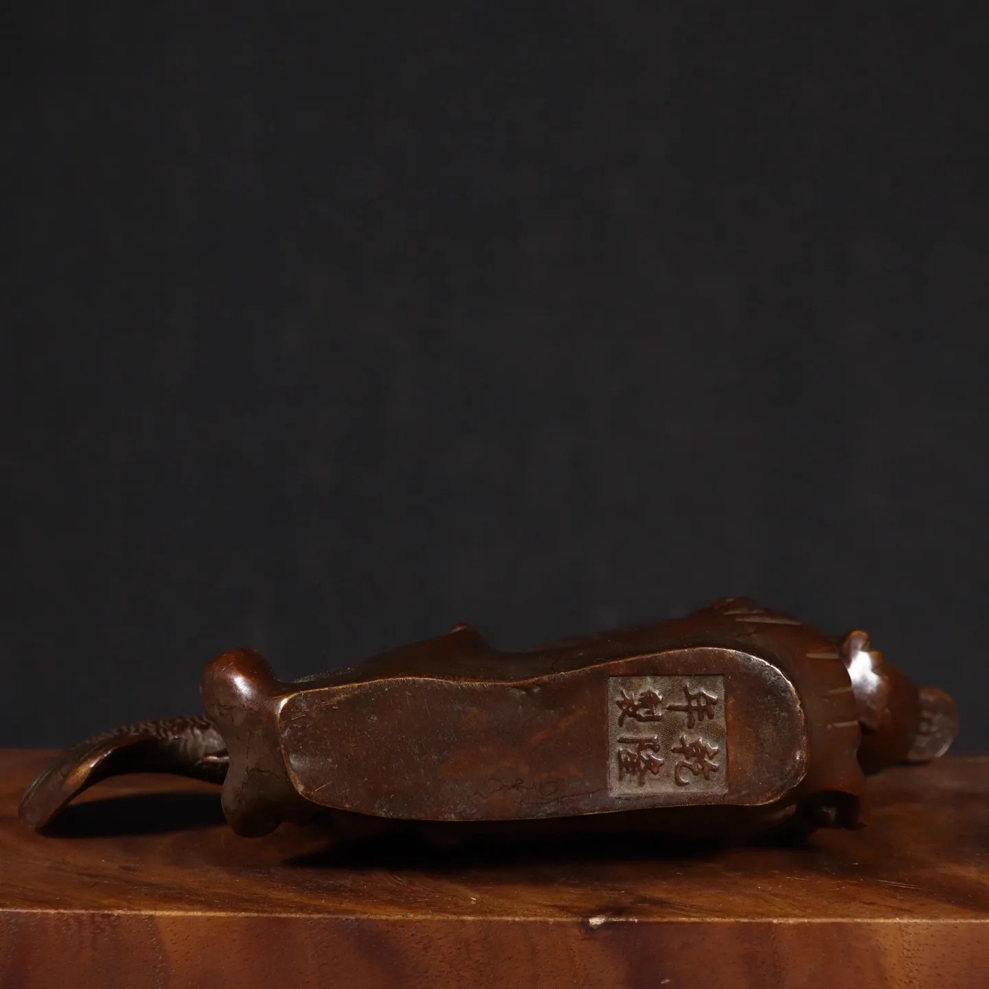 تحتوي حلي أسماك التنين الذهبية النحاسية النقية على وعاء كنز الأسماك كل عام، وطاولة مكتب غرفة المعيشة والمتجر المكتبي