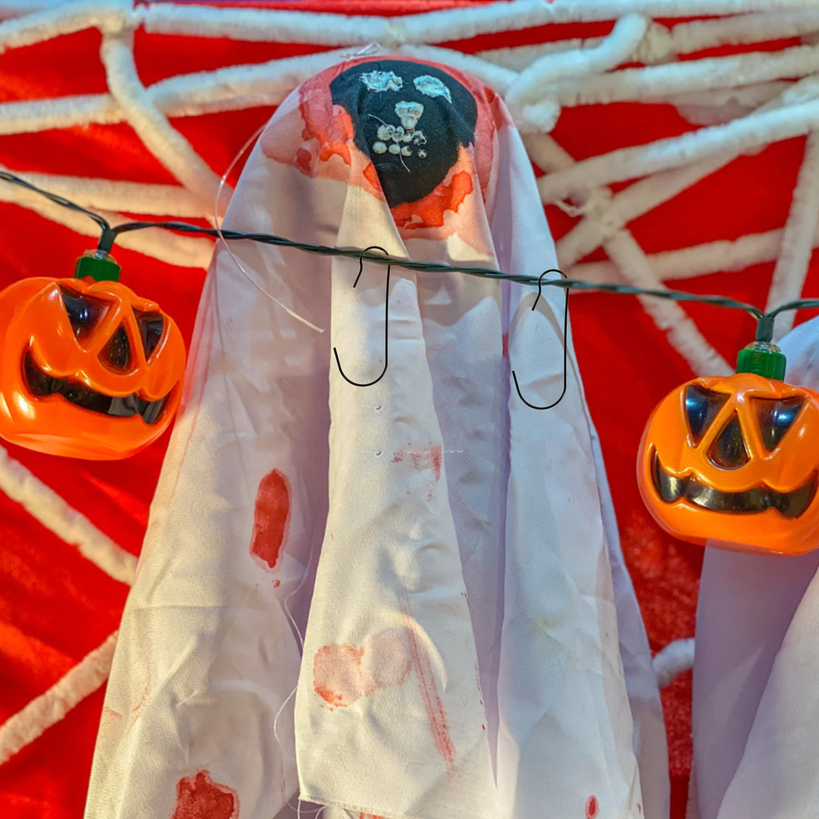 

200Pcs String Light Hooks Outdoor Metal Hangers for Christmas Decorations Garden Lanterns Holiday Displays Reusable Design