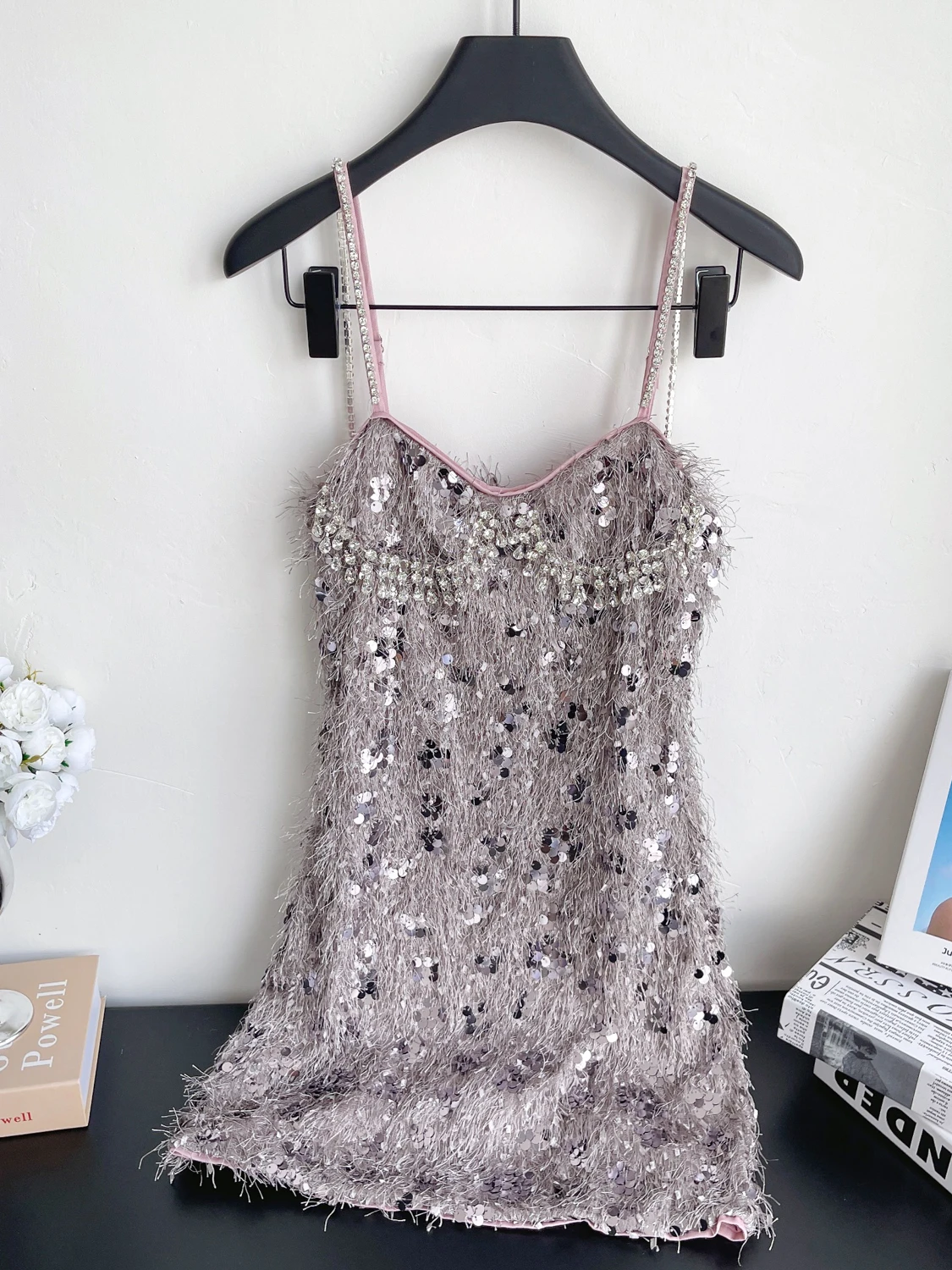 Damska spódnica midi w kształcie litery A z wysokim stanem, zdobiona cekinami, frędzlami i diamentami, model Dr Korean, idealna na lato.