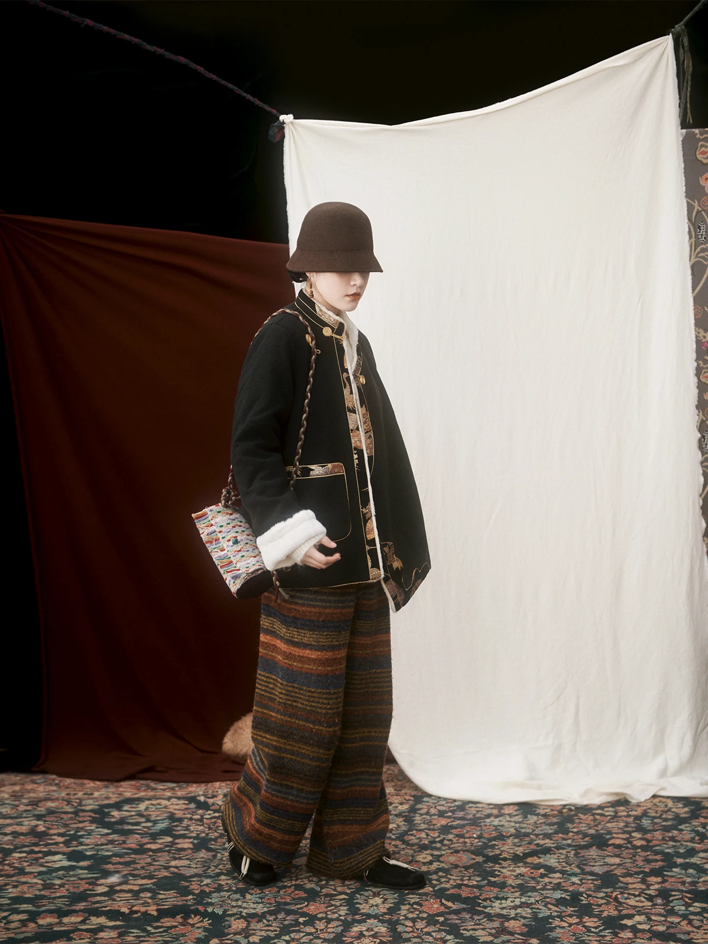 

Snowy Elegance Тибетский хлопковый джет с золотой отделкой, шелковый бархатный воротник-стойка, свободный женский зимний теплый топ