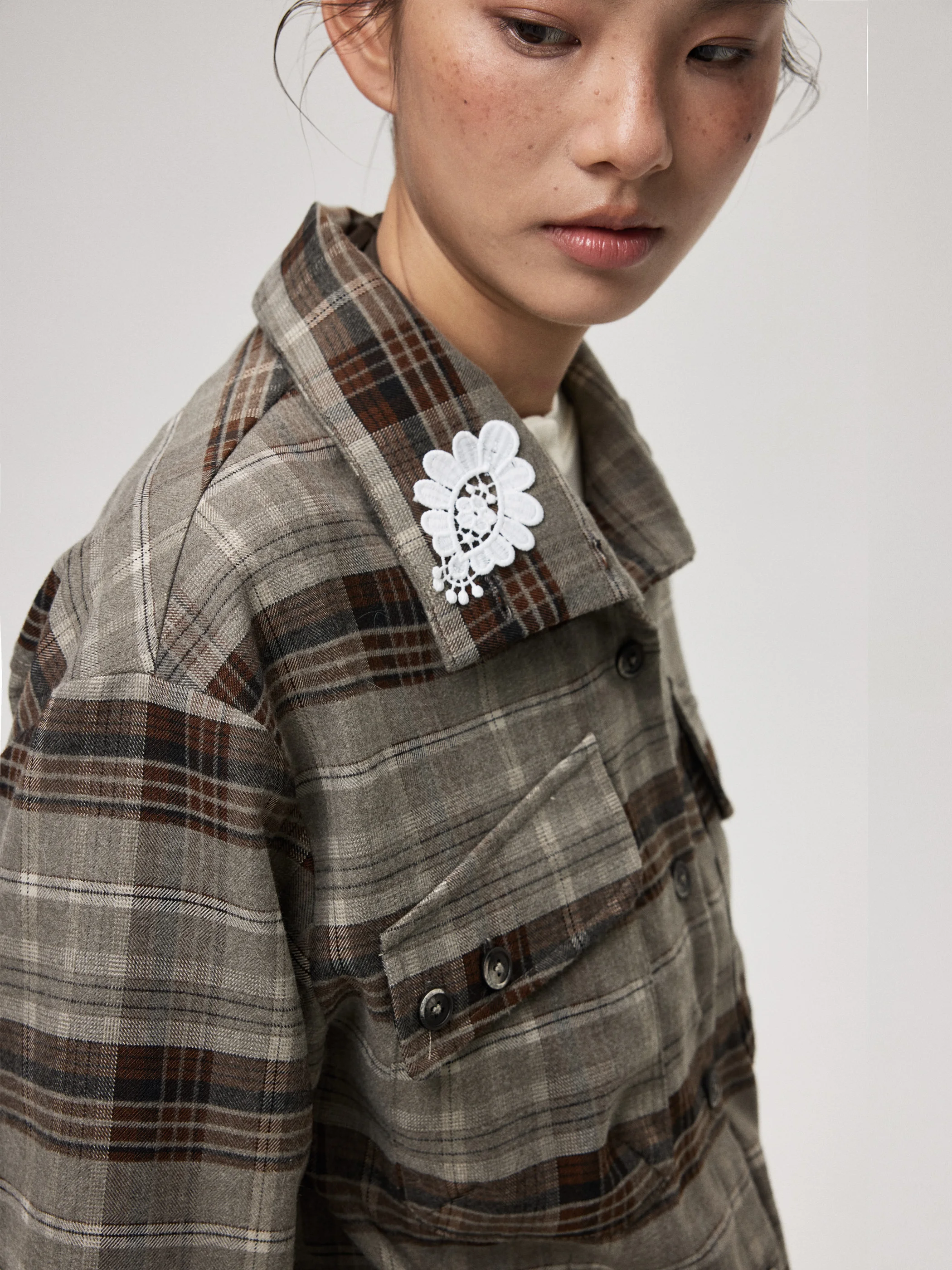 

Корейский пиджак-жакет в стиле «Снежинка» с вышивкой, воротником-стойкой, регулируемой талией и свободным кроем...