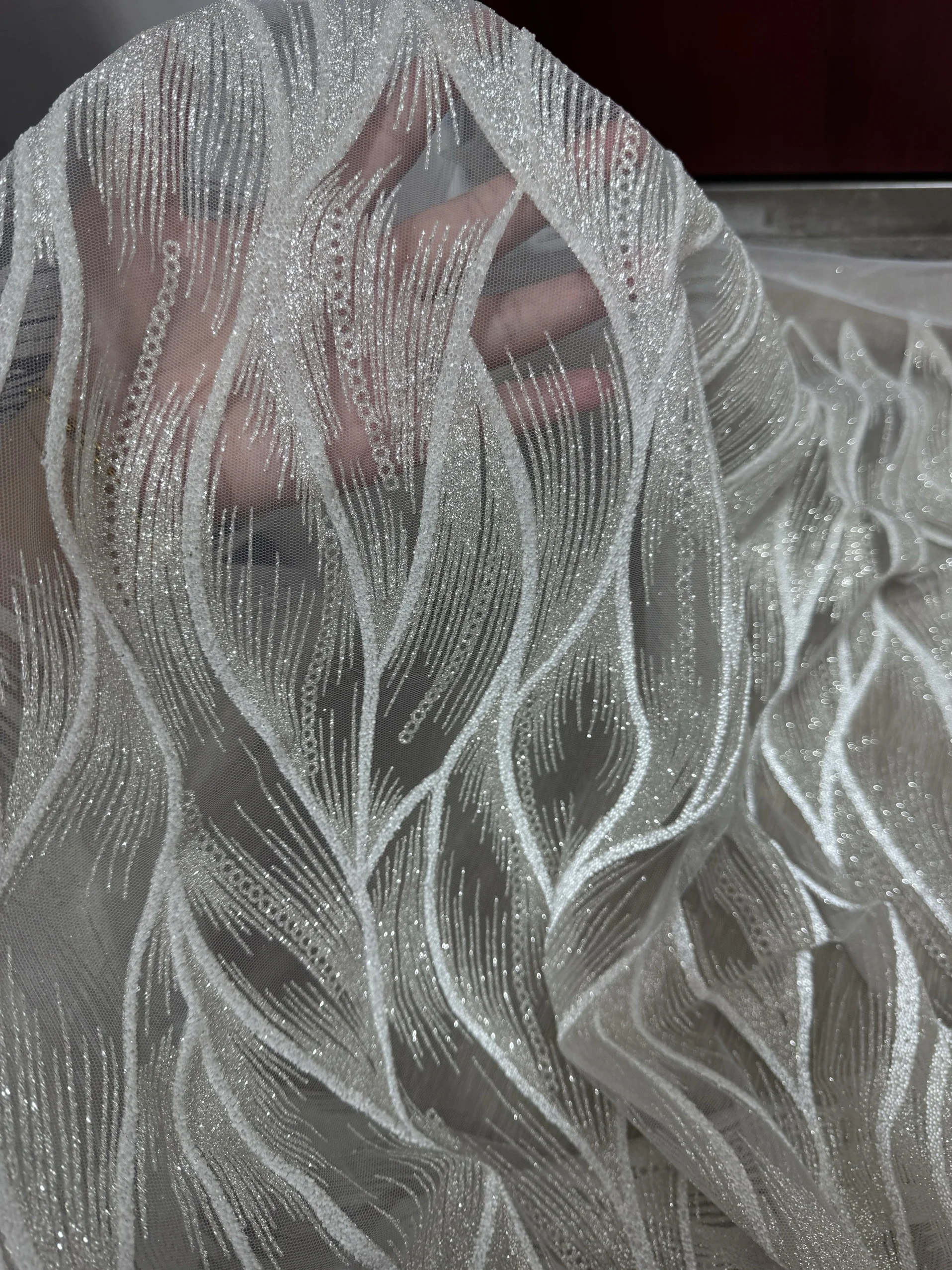 Tessuto decorativo per abito da sposa, abito da sera, tessuto a rete in polvere d'argento, ondulazione con glitter perlati
