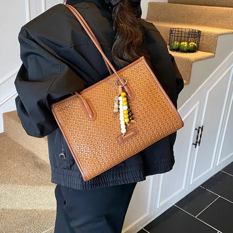 

2025 New Simple Casual Shoulder Bag Textured Large Capacity Square Bag Women's Autumn and Winter Versatile Commuter Tote Bag