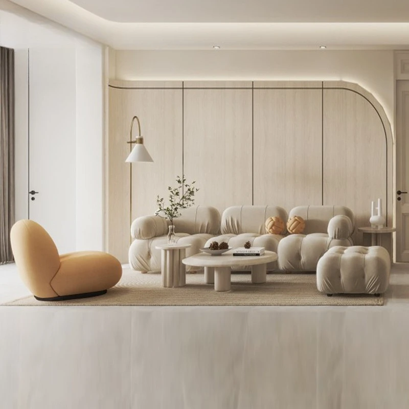 Modelowy pokój, kremowa sofa, miękka dekoracja, designerski nowoczesny stół i krzesła do jadalni w stylu lekkiego luksusu, pełny zestaw.
