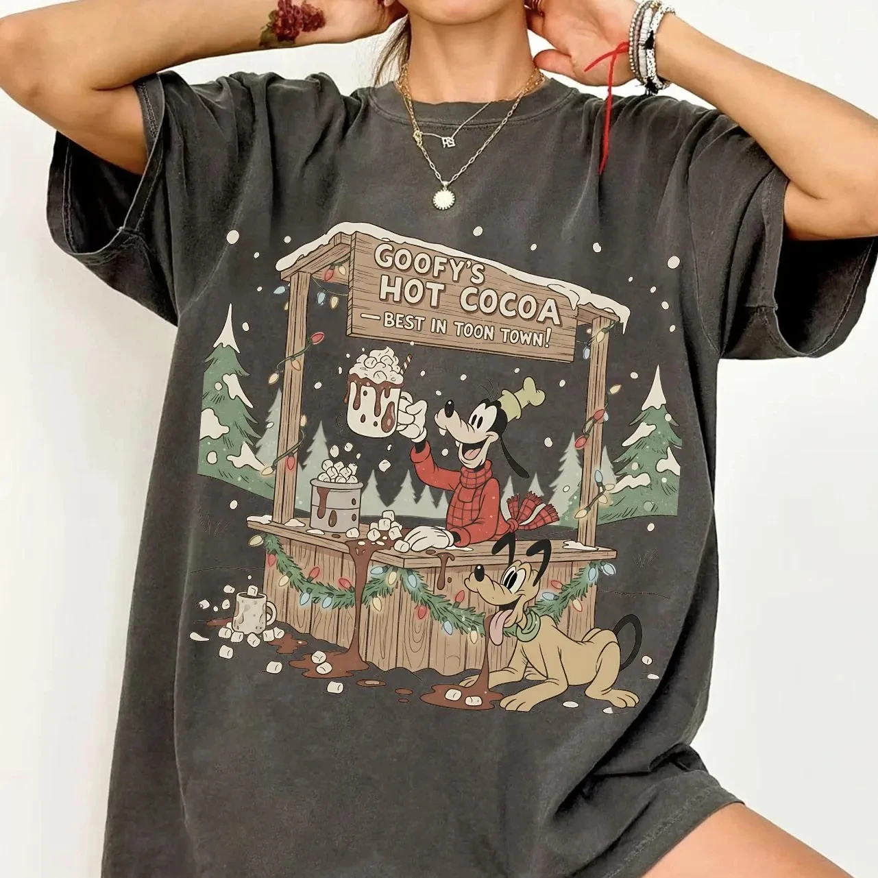 تي شيرت ديزني ميكي وبلوتو لموسم عيد الميلاد، ميكي 2026 حفلة عيد ميلاد سعيد، تي شيرت ديزني ثيم بارك للسفر العائلي