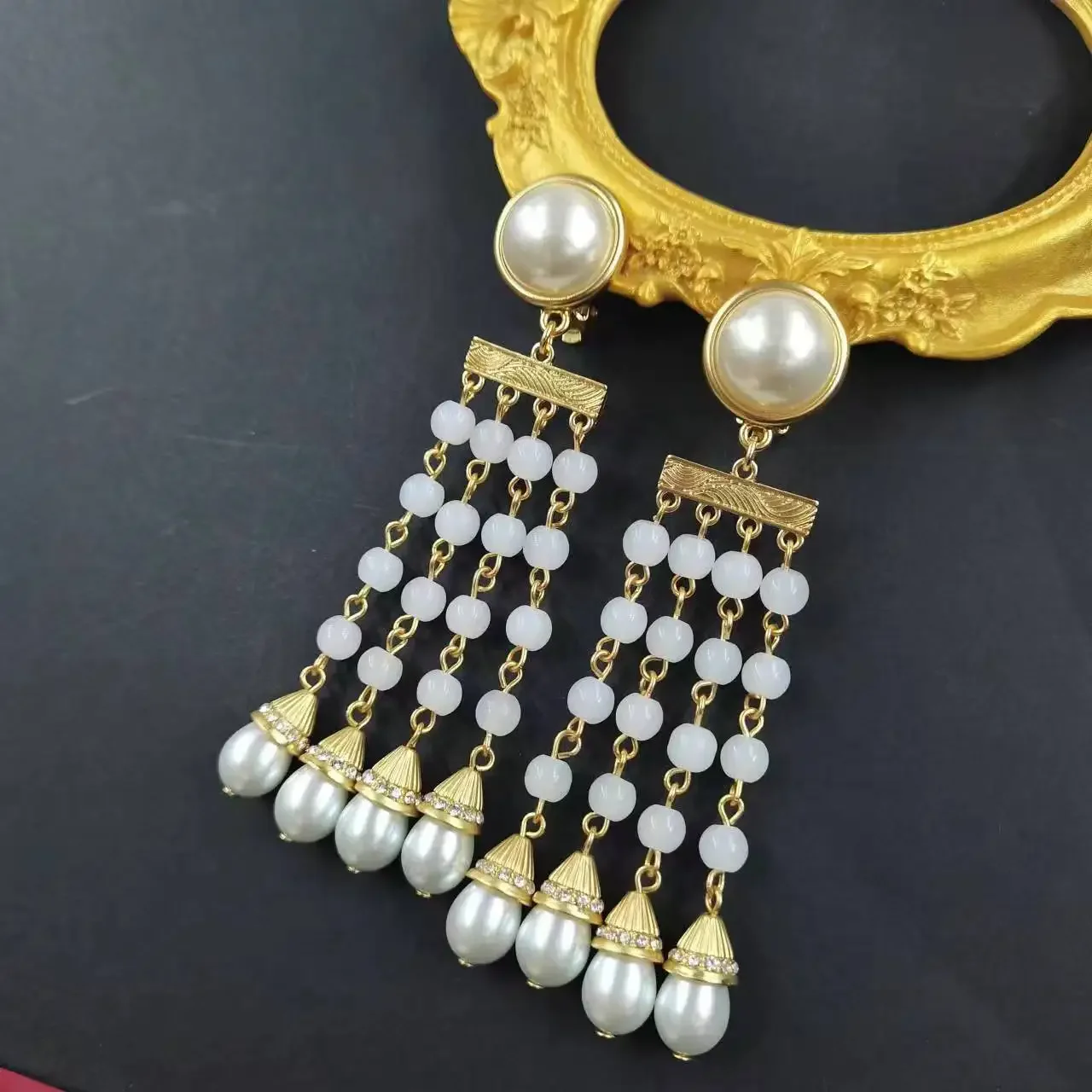 Pendientes de perlas de Swarovski chapados en oro de 18K, Clips de oreja de borla Retro largos barrocos europeos y americanos