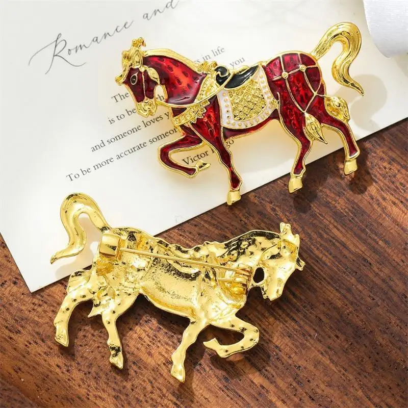 Vintage Enamel Alloy Galloping War Horse Brooch Unique Men & Women's Fashion Lapel Pin Zodiac Pony Accessory for Suit Corsage