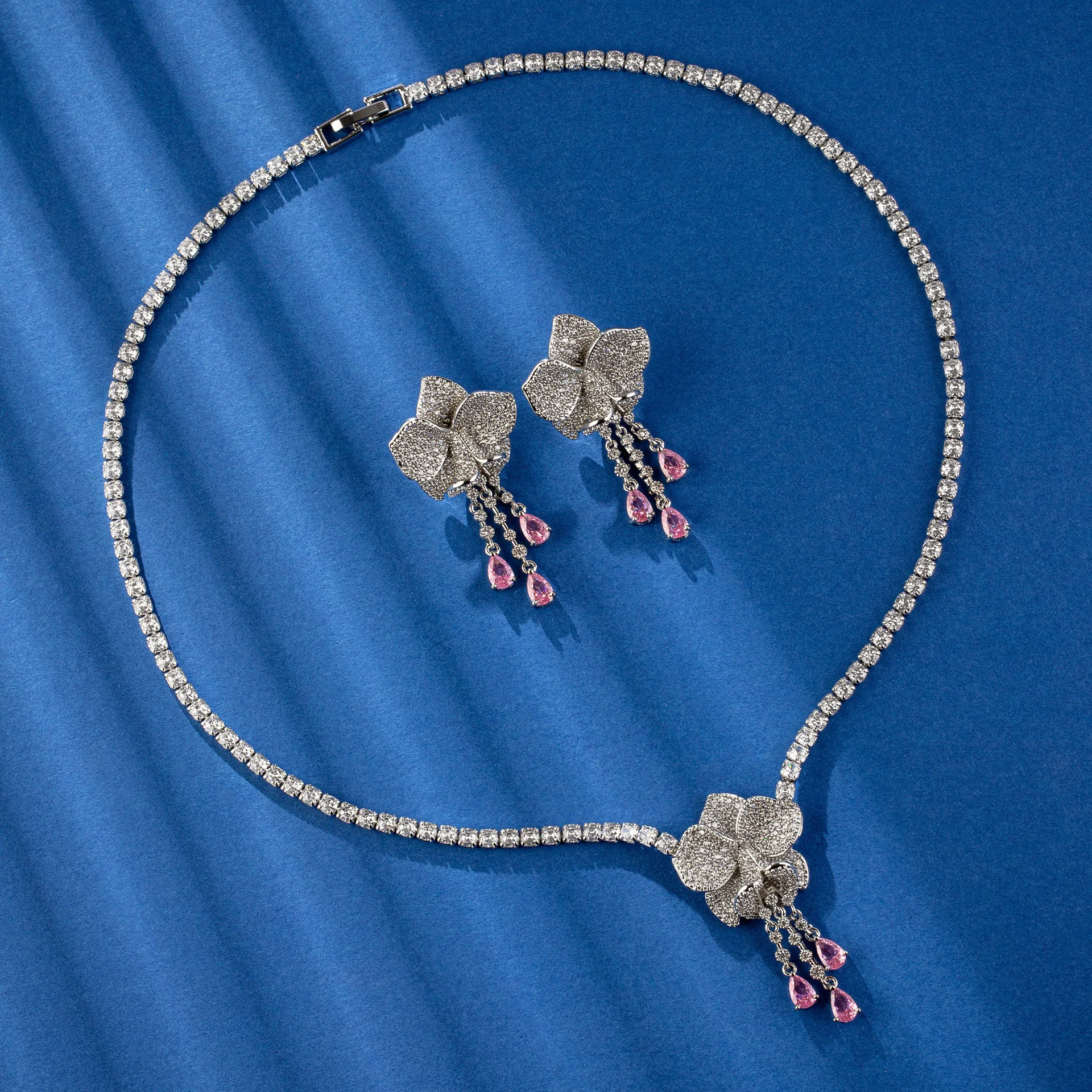 

Многоцветный комплект украшений с цветочными кисточками, легкий люкс, нишевый дизайн, высококачественный циркон, сказочный стиль, универсальное модное ожерелье.