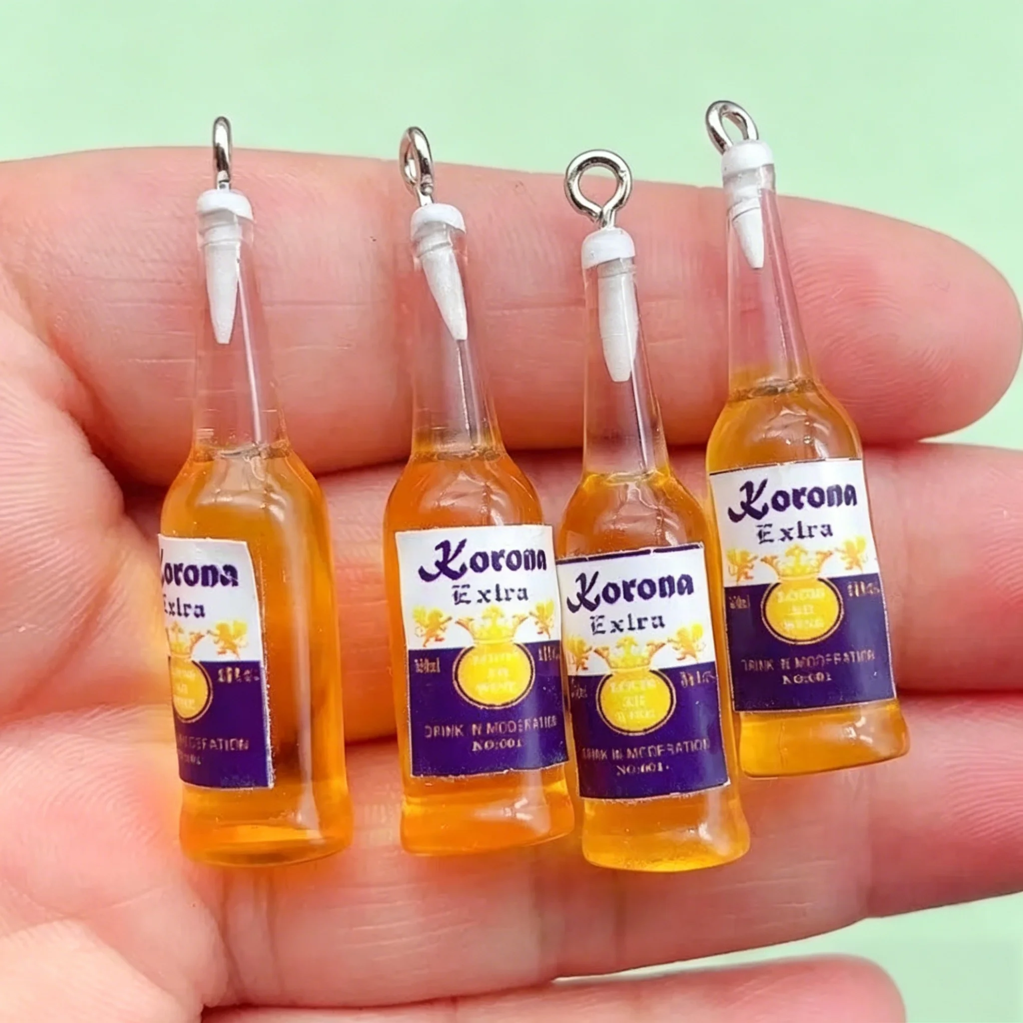 10 colgantes de resina con forma de botella de cerveza simulada - Abalorios de botella de bebida para pendientes, llaveros y accesorios de joyería