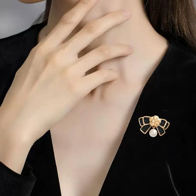 Camellia Pearl Brooch Black Oil-dripping Metal Mourning Corsage Pin High-end French Elegant Bag Cloth Scarf Accessories Brooch.