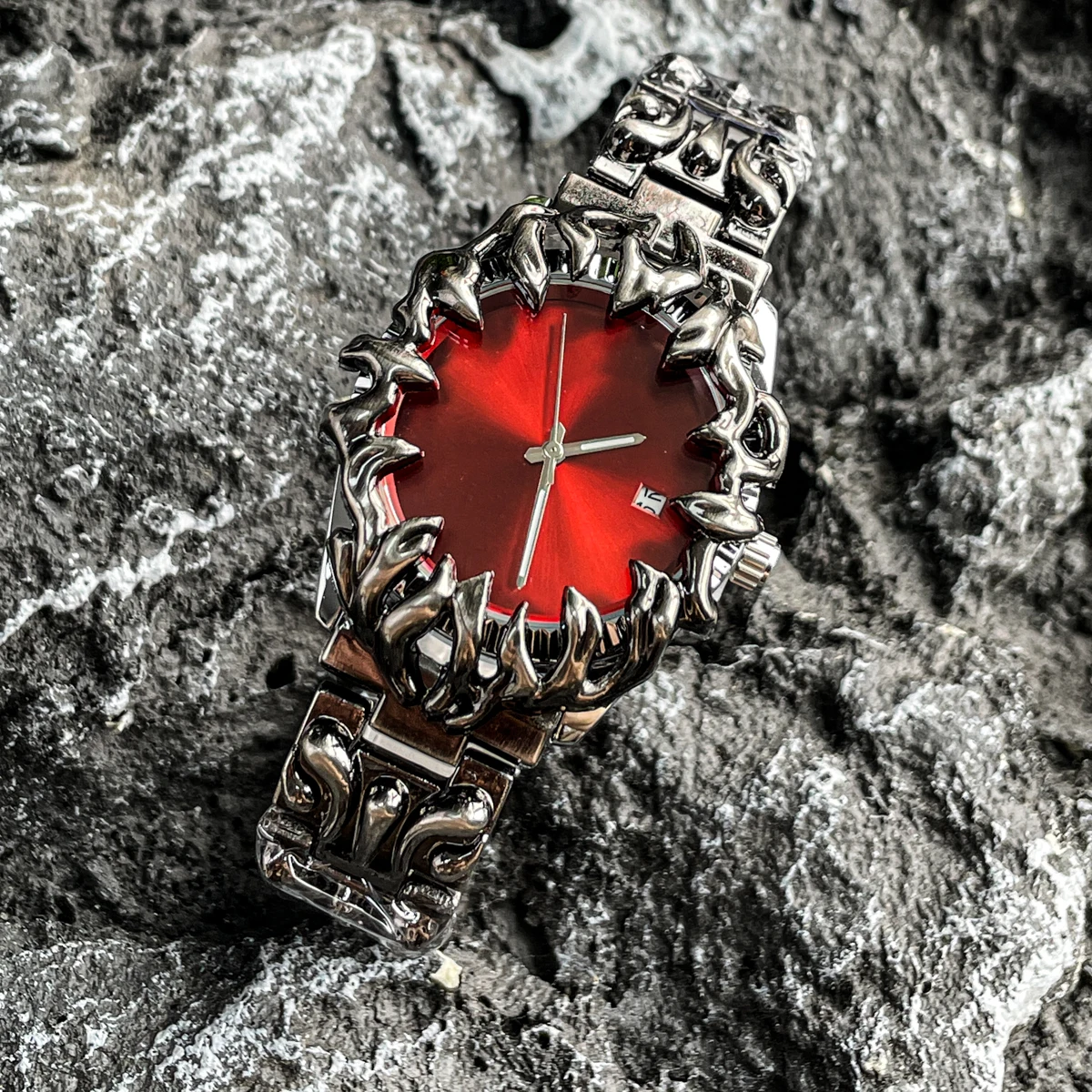 

2025 new men's watch, claw watch men's alabaster style retro y2k European and American watch special-shaped advanced sense