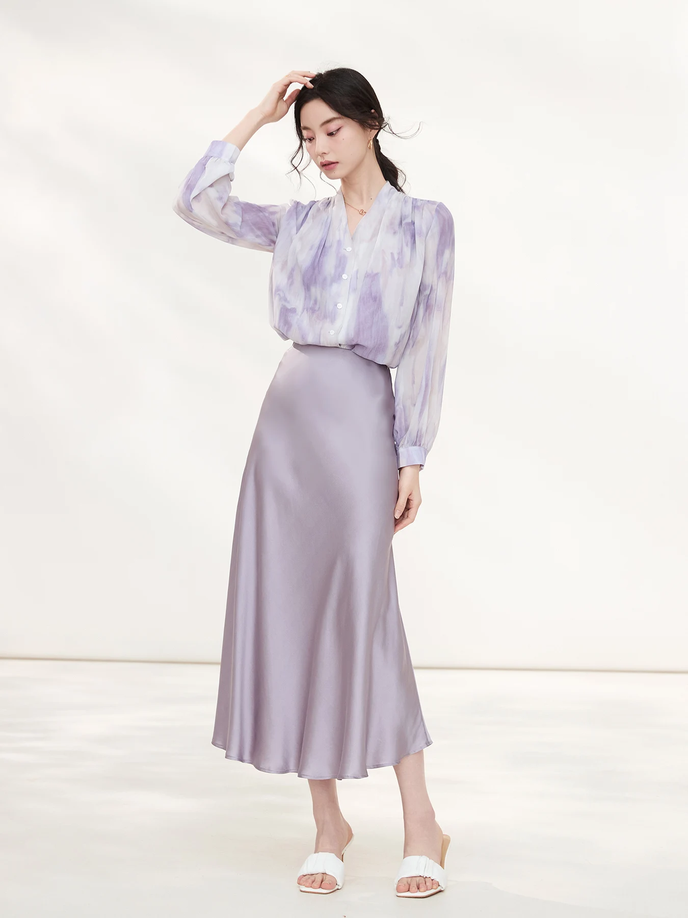 

Элегантная уникальная шелковая блузка для женщин с принтом, новинка весна-лето, французский стиль, на пуговицах, с длинным рукавом, V-образным вырезом, дышащая