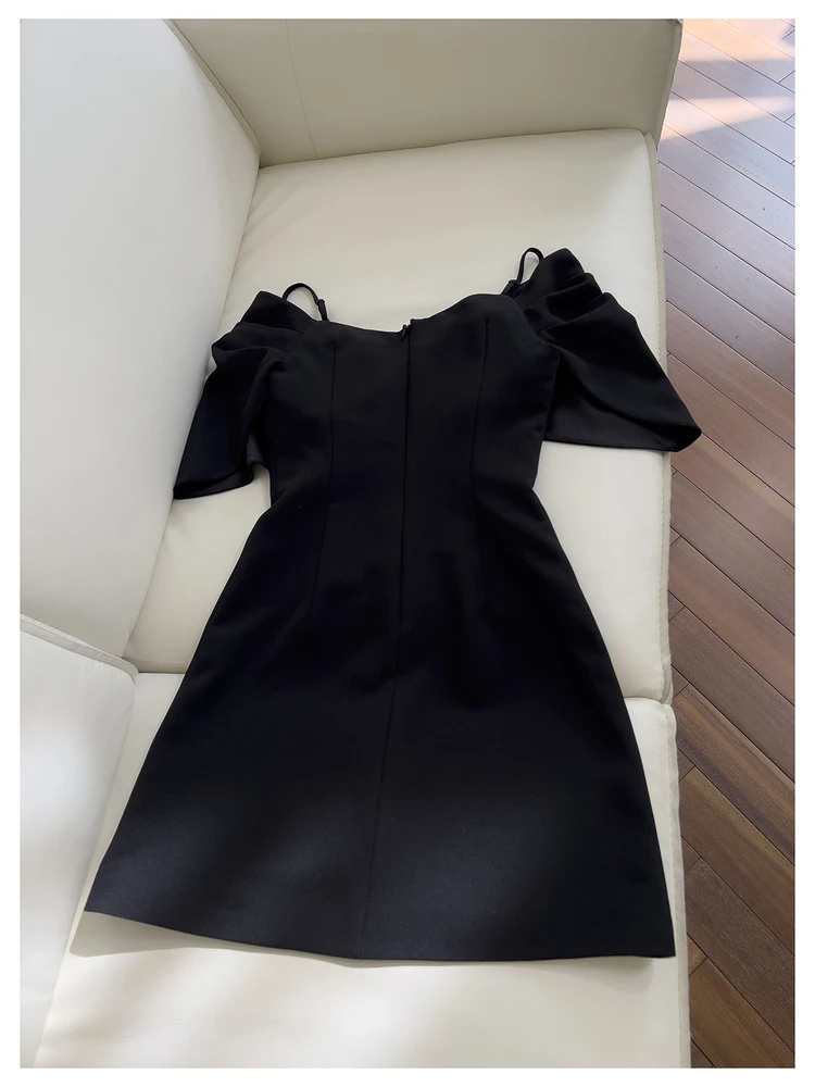 ภาษาฝรั่งเศสคํา Elegant Retro ชุดเดรสสั้นสีดํา V คอปิดไหล่เอวสูง Slim A-Line อารมณ์ Socialite Party Dress ผู้หญิงฤดูร้อน