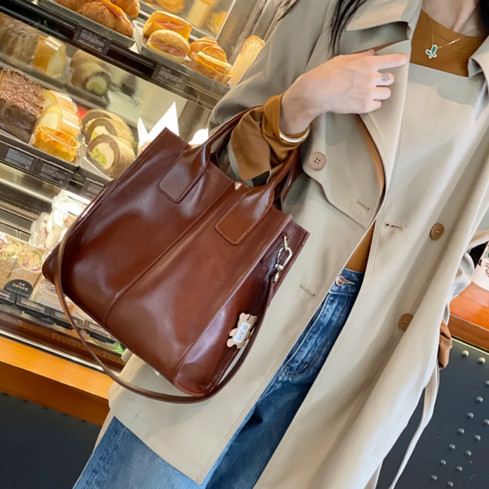 2025 Winter Large Capacity Bucket Tote Bag Green Maroon Color 100% Oil Wax Cowhide Leather Women Shoulder Bag 2 Straps Hand Bag