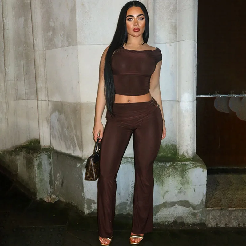 

Однотонный комплект из двух предметов с металлическими пуговицами и рюшами. Женская клубная одежда. Жилет без рукавов с круглым вырезом. Укороченный топ и брюки-клеш. Новые одинаковые комплекты.