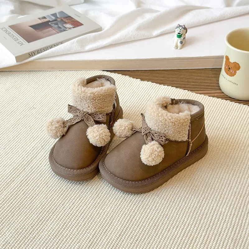 الفتيات الحلو الدافئة عادية التلبيب القطن أحذية بوت قصيرة 2025 شتاء جديد للأطفال لينة وحيد مريح تنوعا موضة الثلوج الأحذية