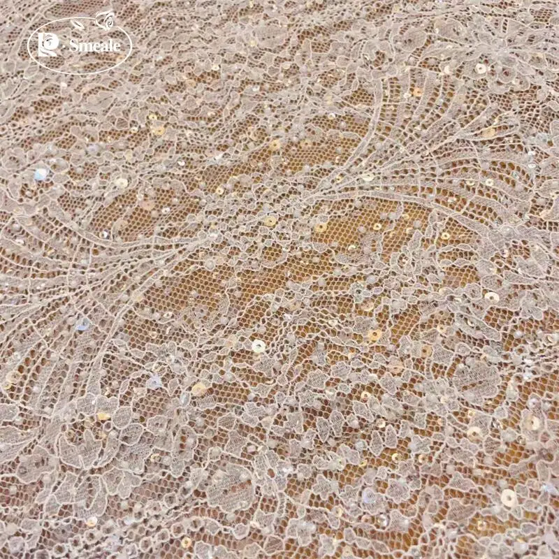 3 Yards. Perlen-Pailletten-Spitzenstoff. Luxuriöses Abendkleid aus französischer Spitze. Hochwertige Maßanfertigung für Braut- und Hochzeitskleider. – Detail 2