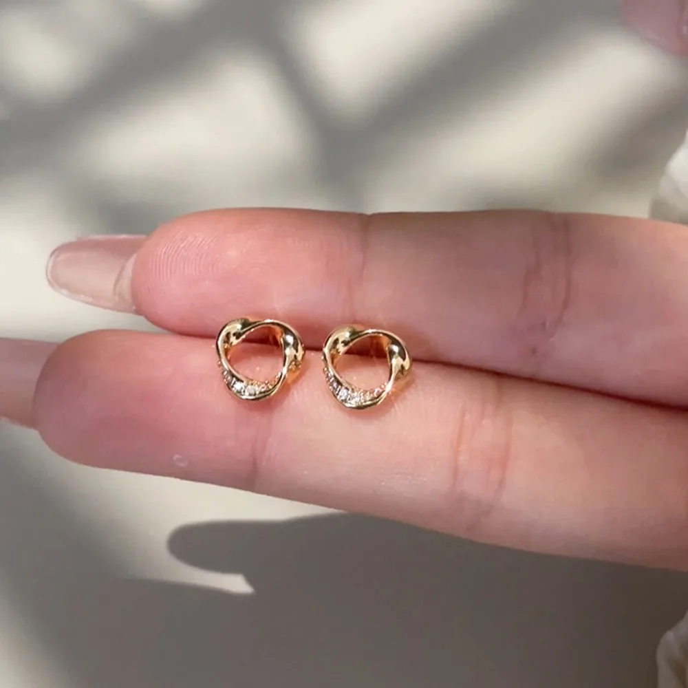 Exquisite Sparkling 925 Sterling Silver Micro-inlaid Zircon Shiny Mobius Strip Stud Earrings for Women Korea Simple Jewelry Gift