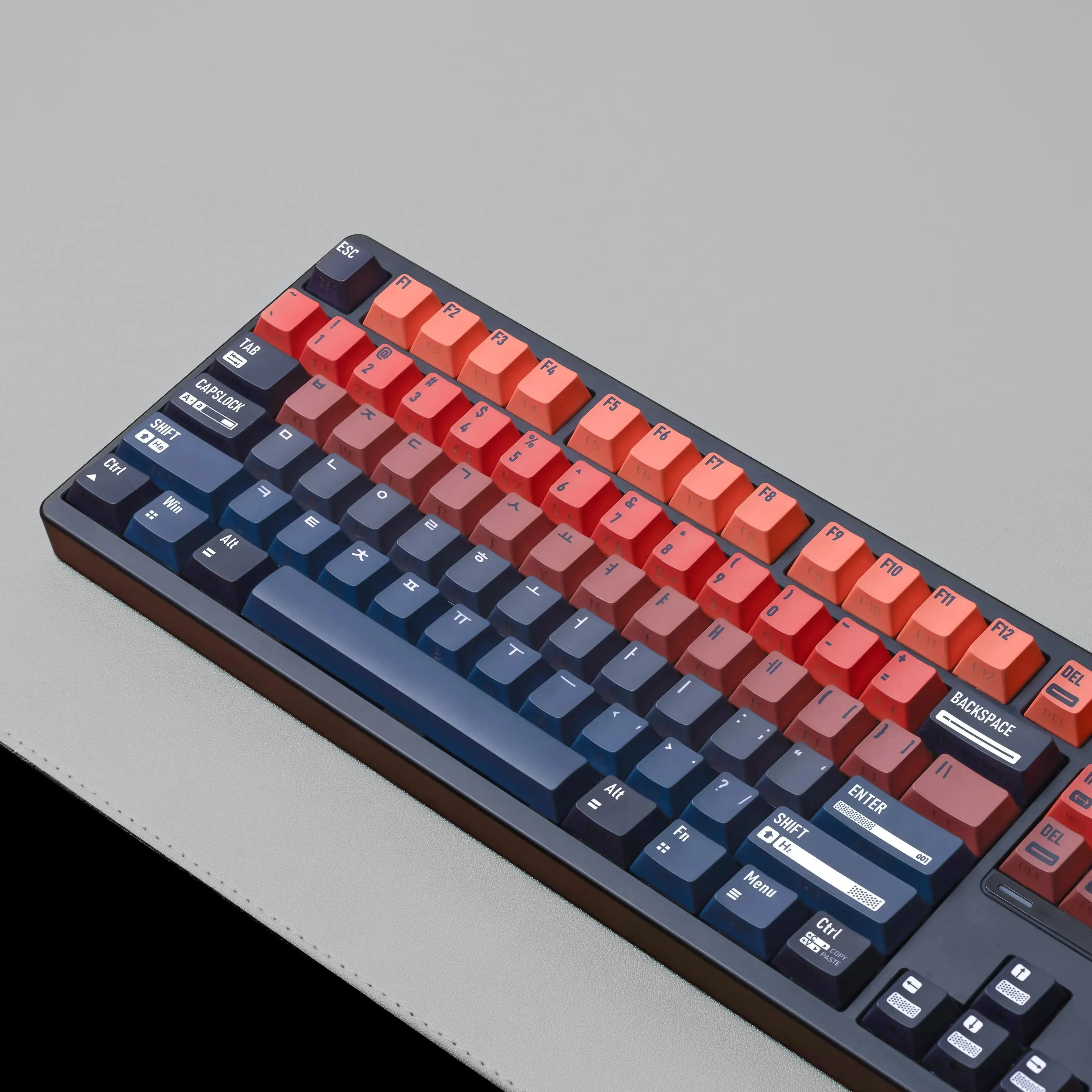 Klawisze JCM Cosmic Gradient z podwójnym nadrukiem metodą dye-sublimacji, wykonane z PBT+PC, z bocznym podświetleniem, profil Cherry, układ DE/FR/KR/RU/AR/JP/ES, do klawiatury mechanicznej. — zdjęcie produktu 7