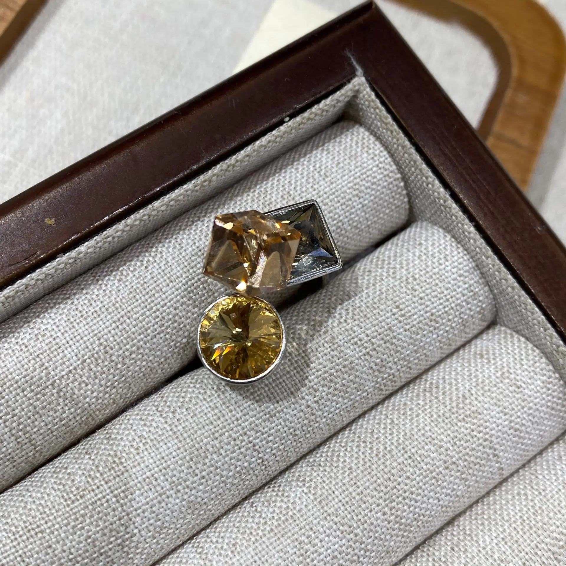 

Винтажное кольцо с кристаллами квадратно-круглой формы для женщин 2026