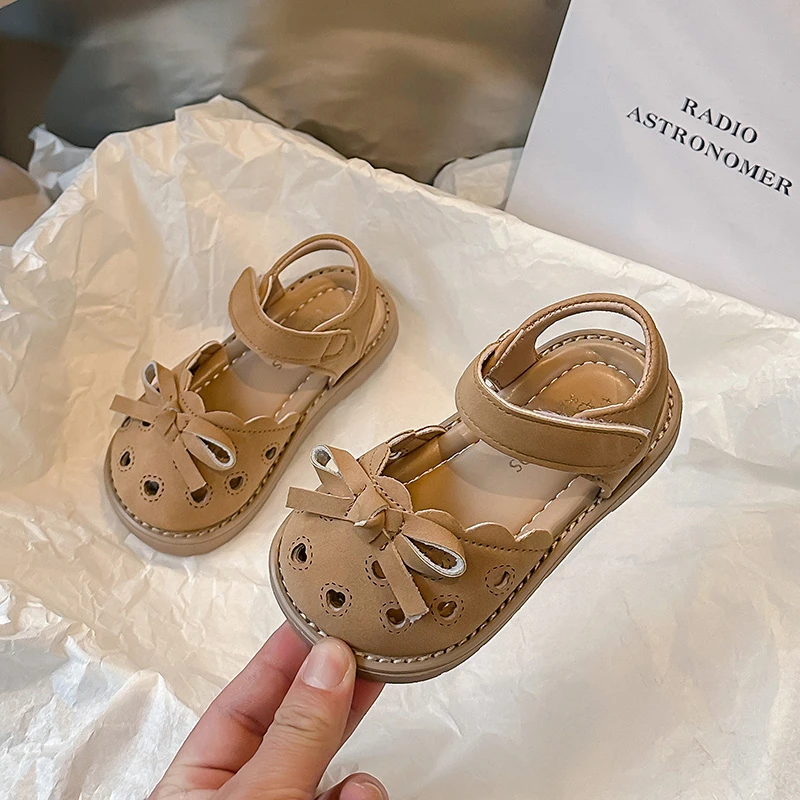 

Новые летние повседневные детские полые милые легкие сандалии на плоской подошве с бантом для маленьких девочек и отдыха, Лидер продаж, мягкие сандалии на плоской подошве