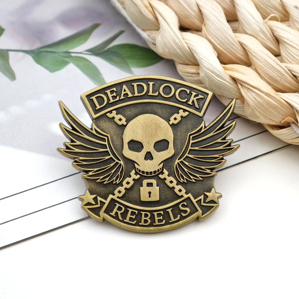 Winged Skull Chain Brooch Classic Game Peripherals Lapel Pin American Retro Metal Badge Game Collection Souvenir Jewelry  Gift