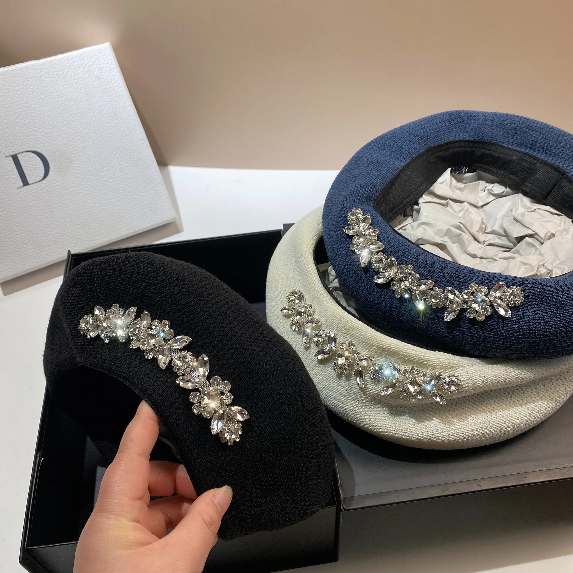 Wiosna letnia, z siatką kobiet Beret kapelusz oddychająca Gorra Femme Chapeaux Cap luksusowe Rhinestone Fedoras czapka z daszkiem Bonnet kapelusz słońce
