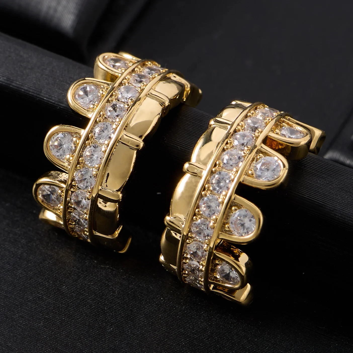 013894 Women Luxury Cubic Zirconia Hoop Earrings Silver Color Snake Shape CZ Crystal Huggie Earrings Fashion Party Jewelry Gift