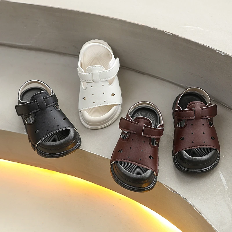 

Летние новые детские школьные сандалии 2026 года, уличные мягкие пляжные сандалии для мальчиков и девочек, сандалии с защитой от ударов, детские сандалии с перфорацией, нескользящая подошва