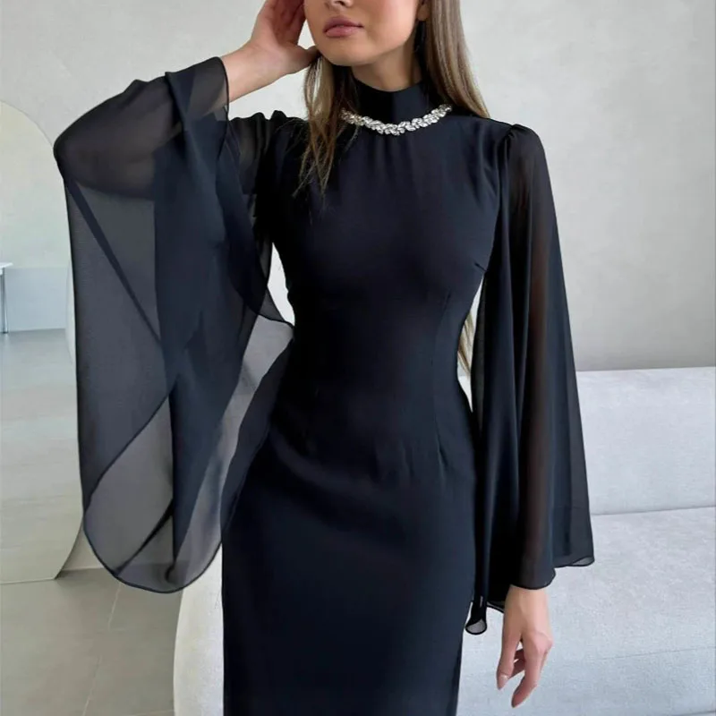 Czarna, codzienna, dopasowana sukienka wieczorowa damska, elegancka, z półgolfem, w stylu boho, długa sukienka jesienna z siateczkowymi rękawami typu flare.