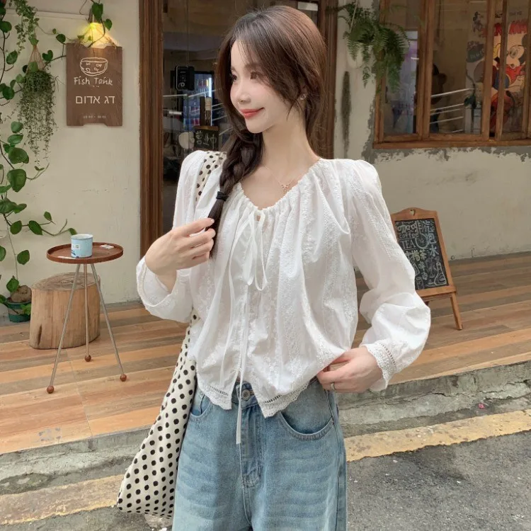 

Женская блузка в французском стиле с длинными рукавами, вышивкой и круглым вырезом, с завязками, короткая, с ажурным кружевом, белая, весенняя мода