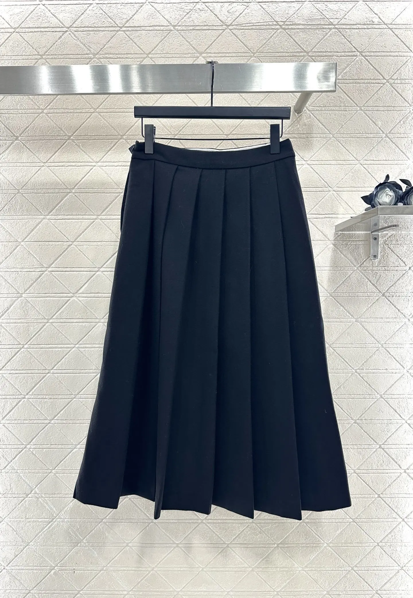 

The long, high-waisted, pleated skirt with a waist belt and a wool and woolen long dress exude an elegant and scholarly style