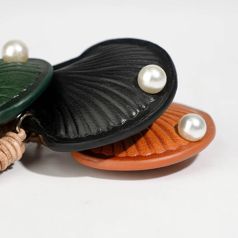Elegant Coastal Minimalist Handmade Genuine Vegetable Tanned Leather 3D Scallop Shell Pendant With Simulated Pearl B