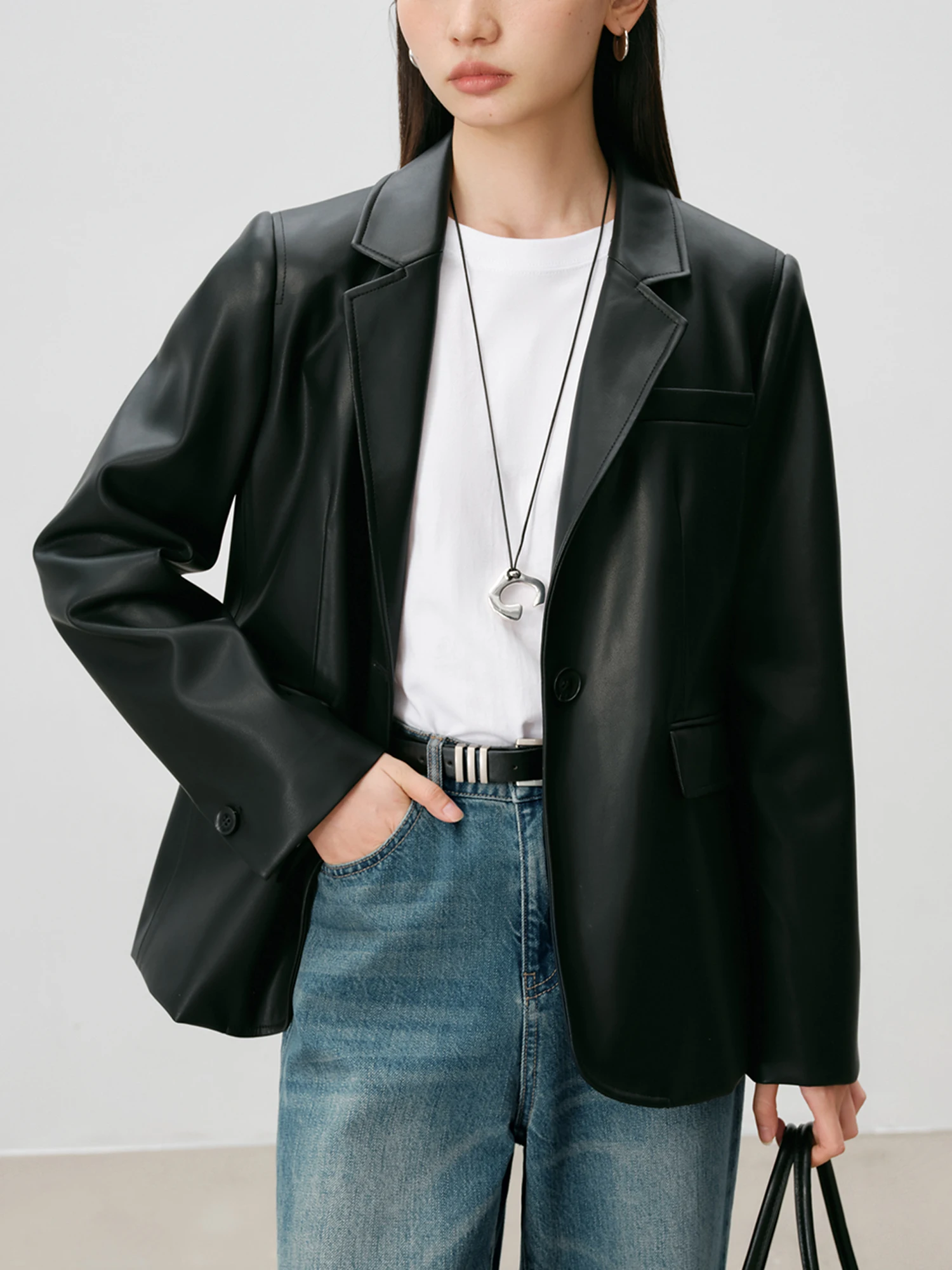 ZIQIAO Petite Size Black Suit Collar PU Leather Jacket Women\'s 2024 Early Winter New Shoulder Padded High-end Top 24ZQ94157