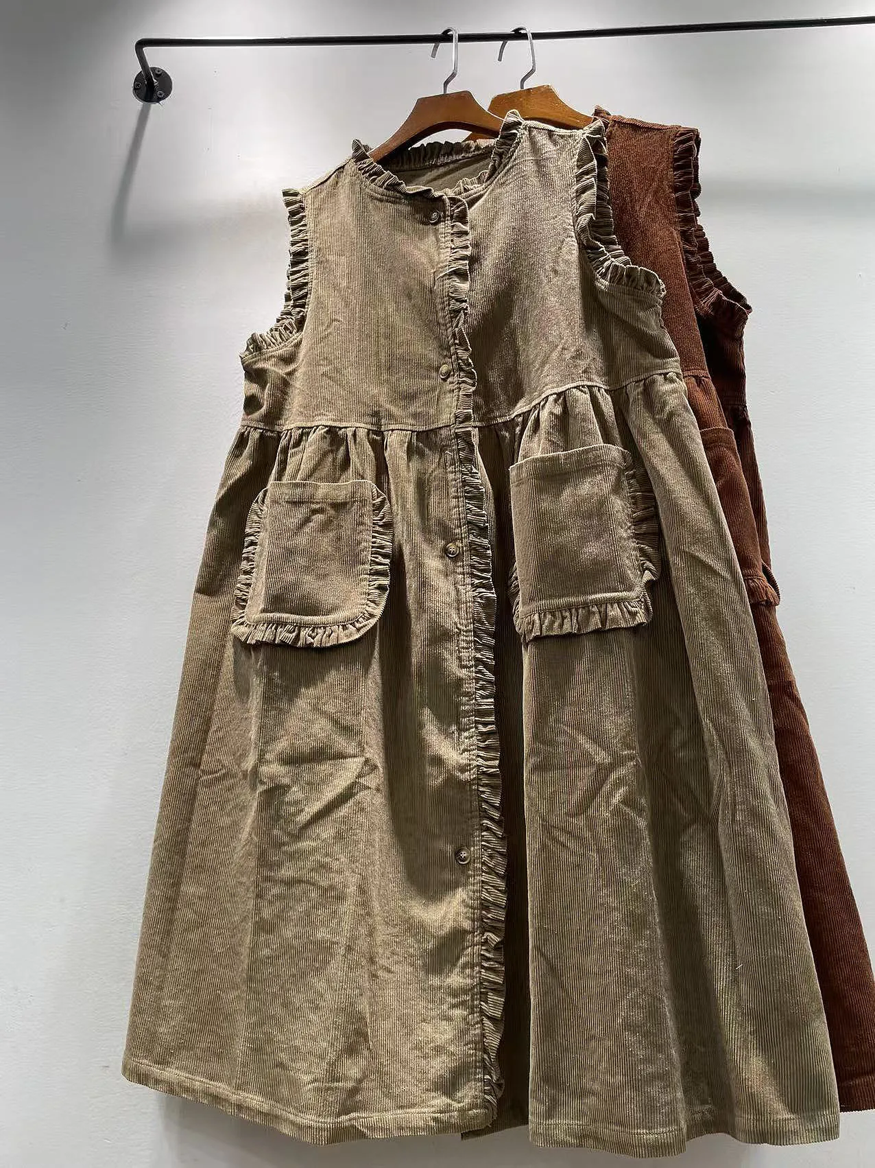 

Осенне-зимнее женское шифоновое платье миди с рюшами на воротнике, без рукавов, с круглым вырезом, завышенной талией, А-образной юбкой и одной пуговицей