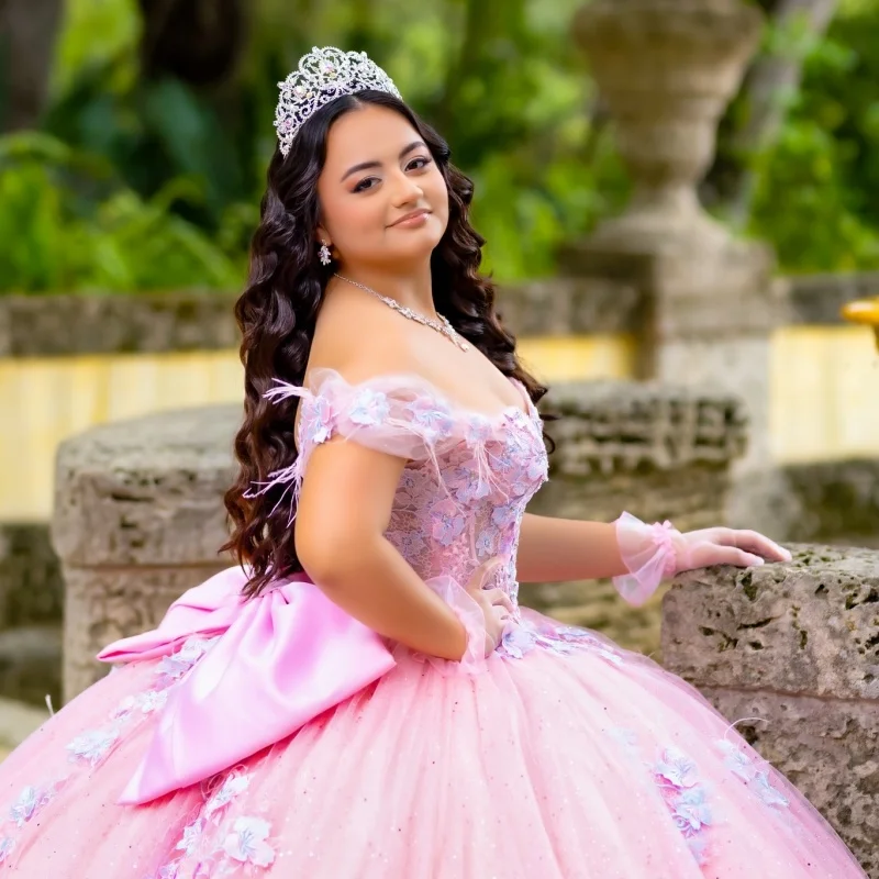 Błyszcząca Różowa Sukienka na Quinceañerę Koronka Brokatowa Naklejka Kwiat 3D Długa Tren Kokarda Vestidos De 15 Quinceañera ﻿ Dostosuj