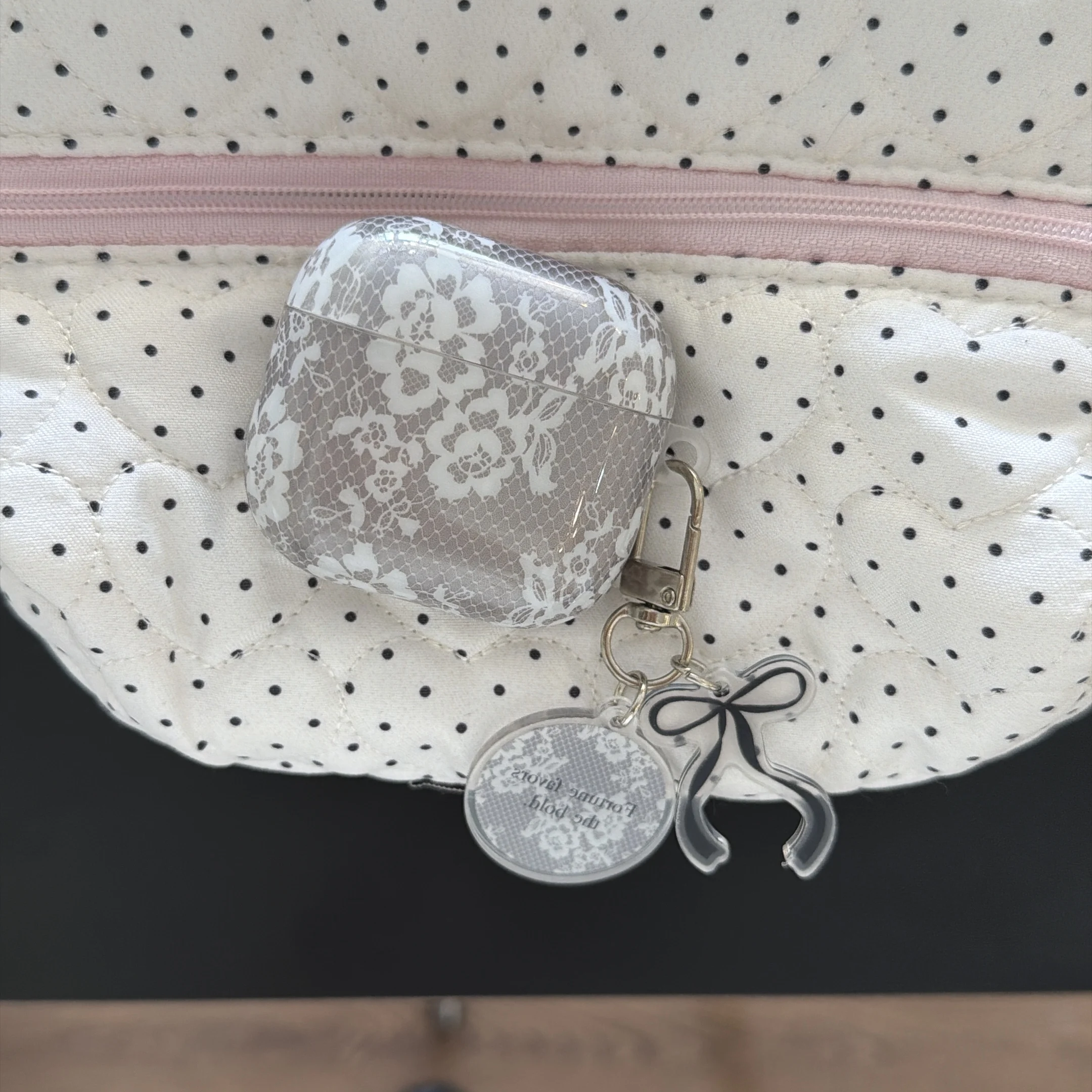 Französischer Rosenblumen-Design, weißes Spitzenmuster, graue, glänzende Kopfhörerhülle für AirPods 1 2 3 4 5 Pro Pro2 Pro3 mit Anhänger