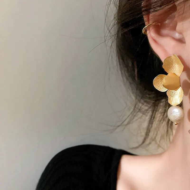 Elegant Natural Imitation Pearls Earrings For Women Vintage Golden Petals Flower Drop Earring Jewelry For Party Wedding K-