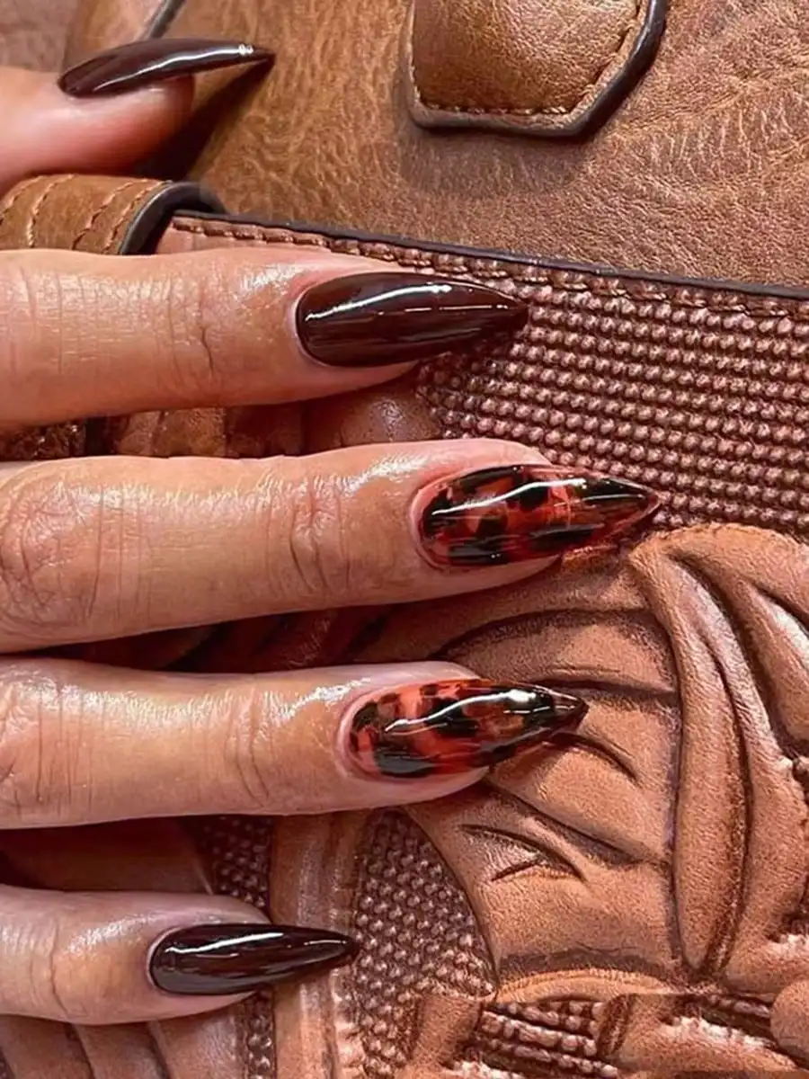 24 Stück modische Nagelnägel in Mandelform, braun, rot, fleckig, solide Nägel zum Aufdrücken, Acrylnägel, künstliche Nägel, Maniküre-Set für den Alltag