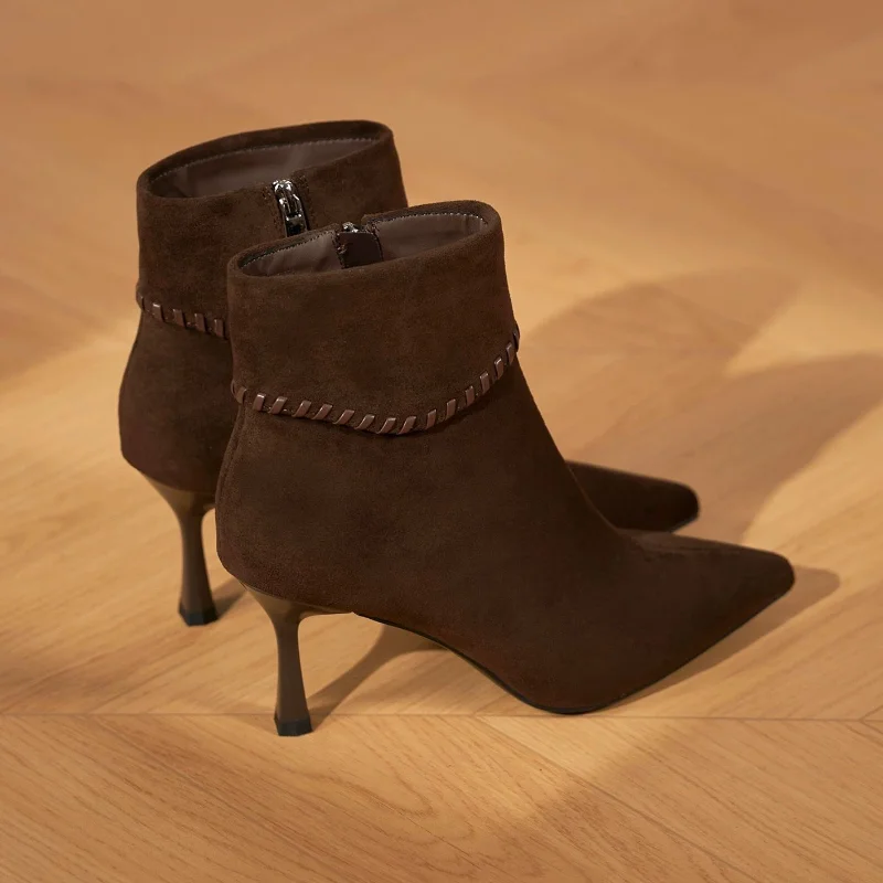 نمط الخريف/الشتاء الجديد من أحذية الكاحل ذات الكعب العالي ذات الحواف المدببة ذات الكعب العالي هو حذاء أنيق ومتعدد الاستخدامات